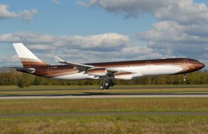 jet privé Airbus A340 300 - le plus chers du monde - appartenant à Alisher Usmanov, l'homme plus riche de la Russie, a coûté € 400 millions, dont 210 pour l'avion. A une autonomie de 15 000 km