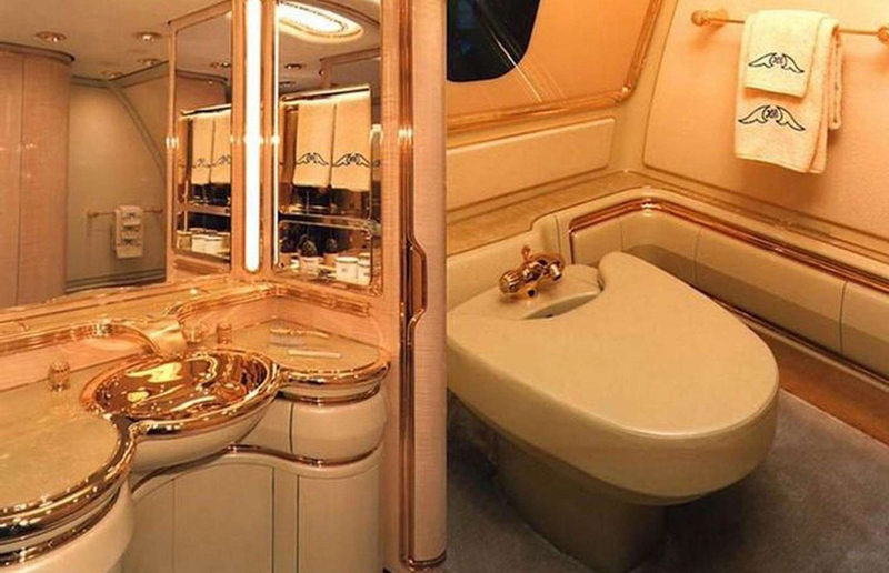 Boeing 747-430 : la salle de bain a un lavabo en or 24 carats