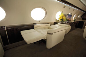 le Gulfstream G650 a des fauteuils inclinables pour dormir