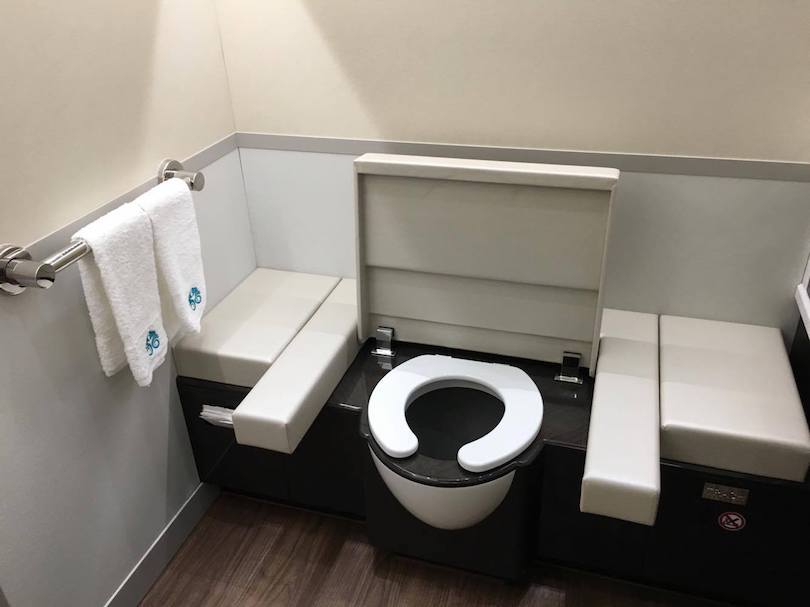 les toilettes sont spacieuses - photo Sarah Kimmorley