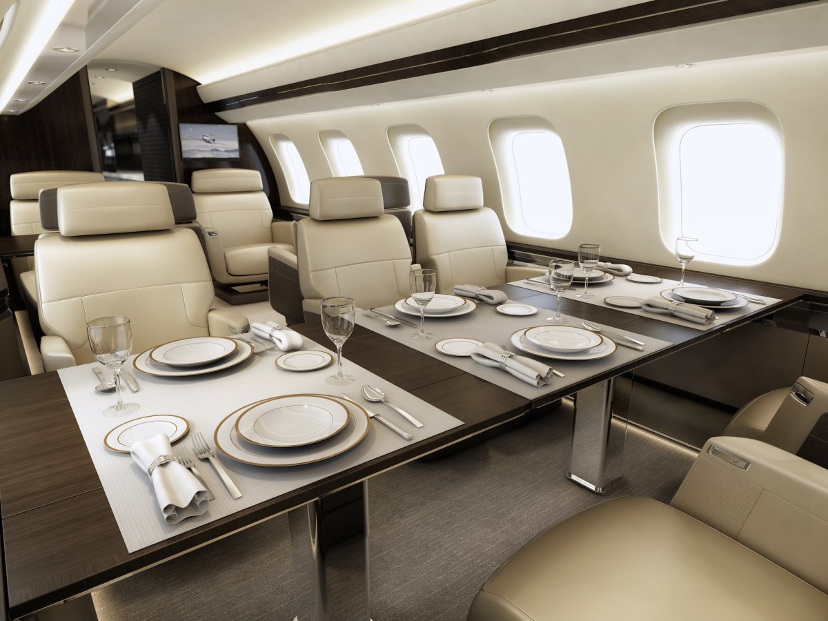 Bombardier Global 7000 - intérieur avec tables